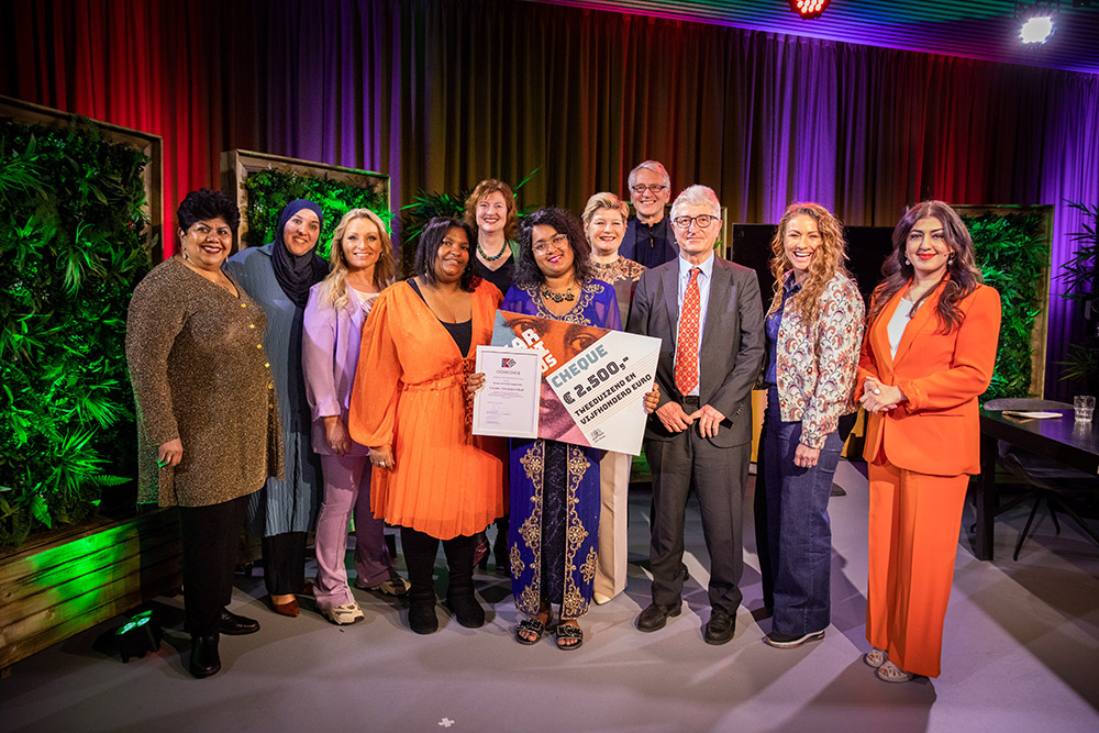 Kartiniprijs uitreiking met cheque aan Laxmie Jawalapershad